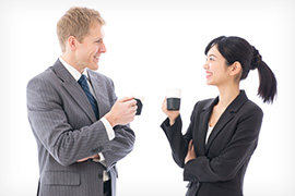 会話する男女