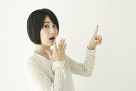 驚く女性