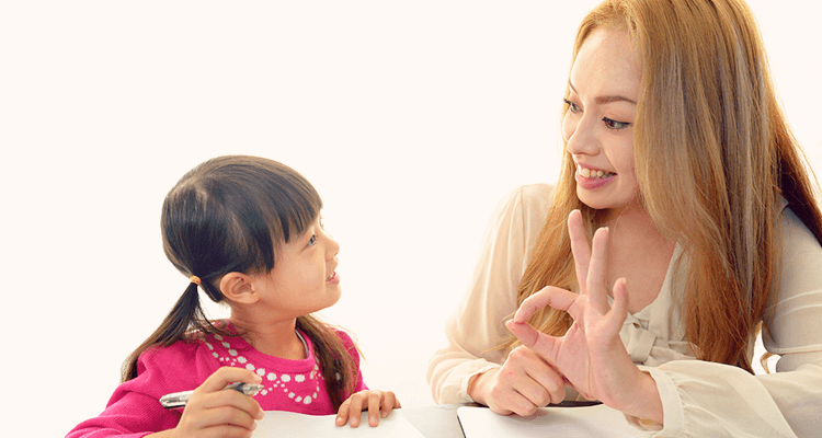 英語を学ぶ日本人の女の子